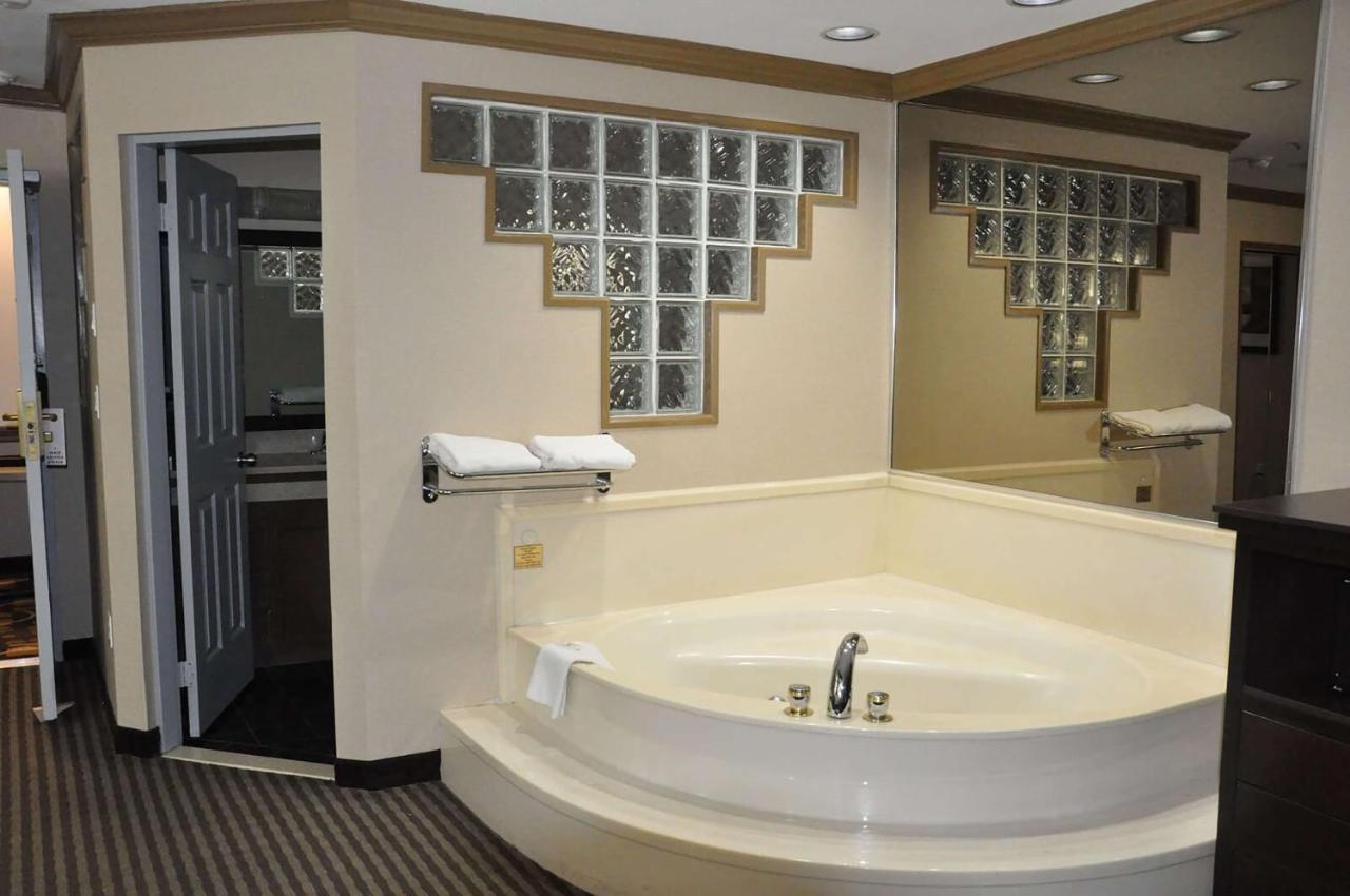 Ramada By Wyndham Abbotsford Hotel Kültér fotó